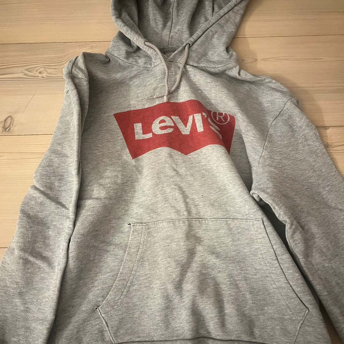 Grå hoodie från Levi's