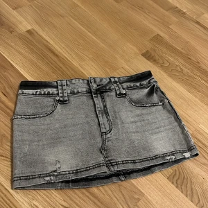 Grå jeanskjol - Perfekt för sommaren. Ser sista bilden på hur den sitter 🫶🏻 Står storlek L men sitter som S.