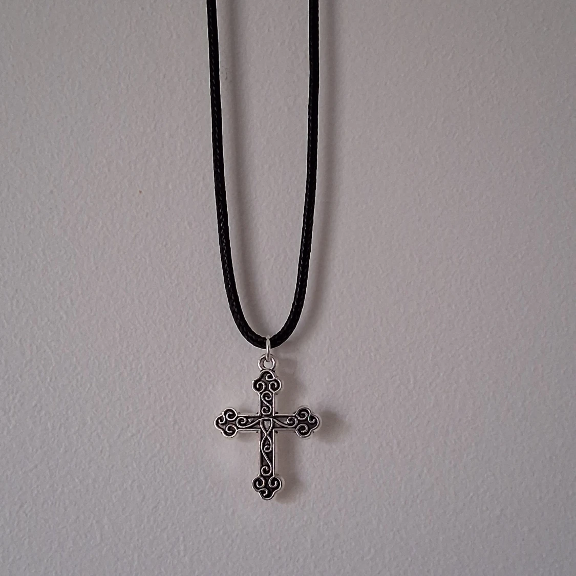 Silverfärgat korshalsband - 3