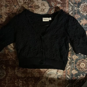 Mörkblå kofta från Kappahl - Säljer en snygg mörkblå kofta från Kappahl i storlek XS. Koftan har ett fint stickat mönster och knappar framtill. Perfekt för att lägga till en stilren touch till din outfit. Pris kan såklart diskuteras!💘