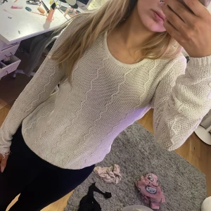 Vit stickad tröja från Vila - Säljer en tunn vit stickad tröja från Vila med ett snyggt vågigt mönster. Tröjan har långa ärmar och en rund halsringning. Perfekt för kyligare dagar. Passar bra till både jeans och kjol. 🧶✨ !OBS!!! STORLEKEN ÄR L MEN JAG BRUKAR HA S OCH DEN PASSA GANSKA VEA PÅ MIG SÅ SKULLE SÄGA STORLEKN ÄR ‼️M‼️ Bara på ena armen är den lite sönder men andra armen är vanlig. Det ända som är sönder på tröjan är ena armen 🫶