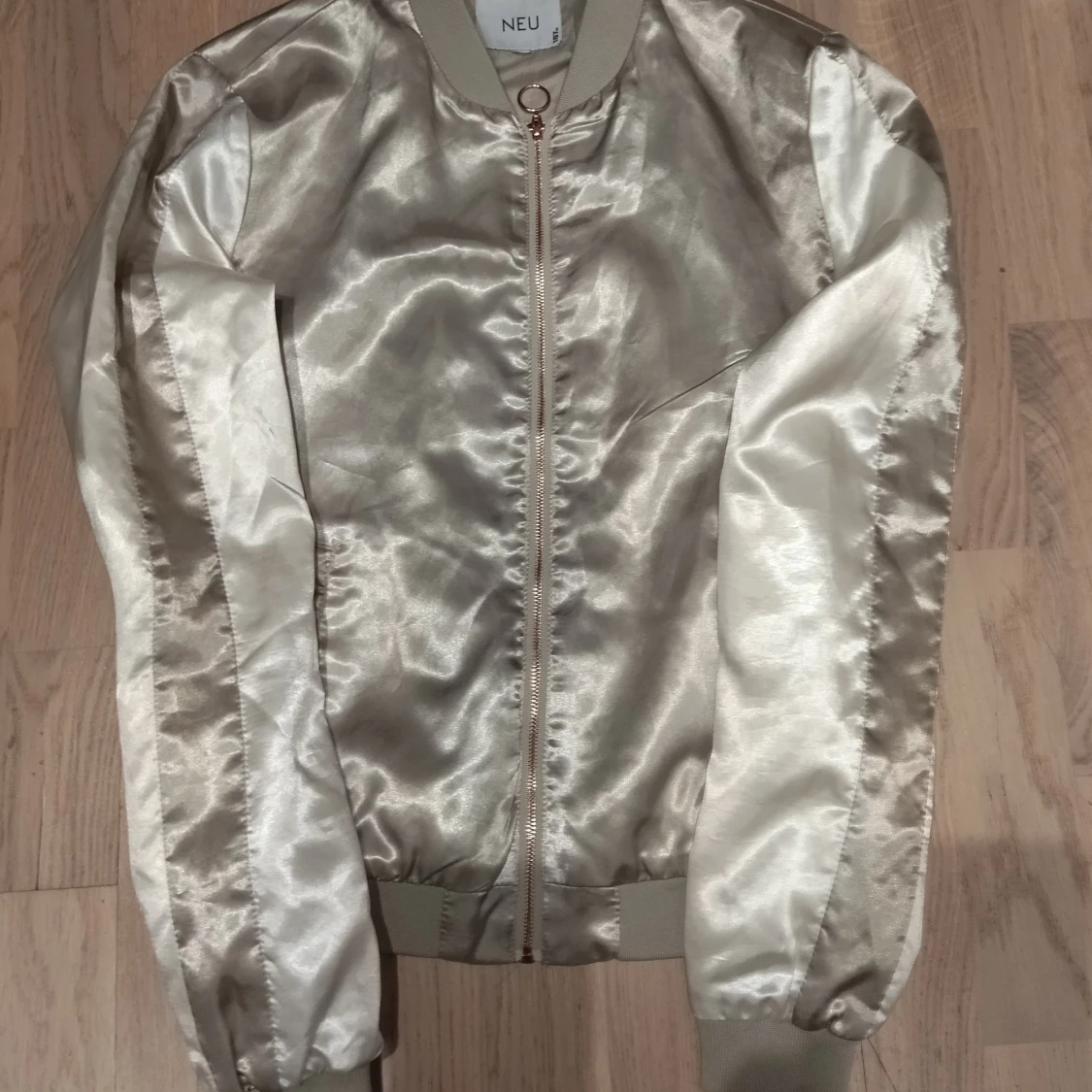Beige bomberjacka från NEU