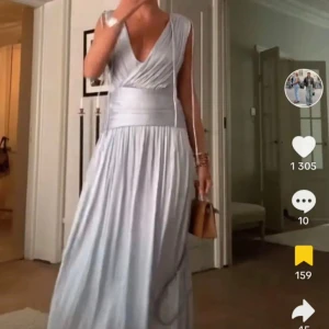 silver balklänning - säljer min fina balklänning som jag köpte här på plick!! 💗💗