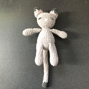 Virkad katt - Handvirkad av mig, endast stått på en hylla. Är gjord av 100% polyestergarn, säljer även på vinted