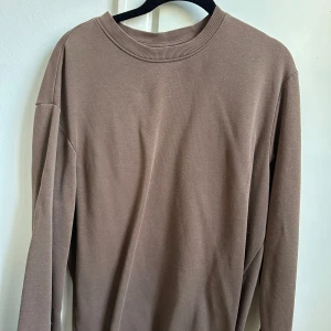 Brun långärmad tröja - Brun crewneck i i storlek S och sitter ledigt på mig som brukar bära S. Skriv för fler bilder eller vid frågor. 
