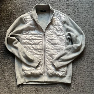 Jimmy Sanders Cardigan - Säljer nu denna extremt feta cardigan jacka från Jimmy sanders, extremt bra skick och kostar runt 1100kr nypris. Storleken är L men ganska små i storlek så passar mig perfekt som vanligtvis har M/S. Perfekt jacka nu till våren!