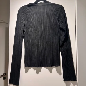 Svart plisserad tröja - Säljer en svart plisserad tröja med långa ärmar. Toppen har en båt ringning. Från Bikbok, storlek Small. Mycket bra skick. Köparen står för frakten 🩷