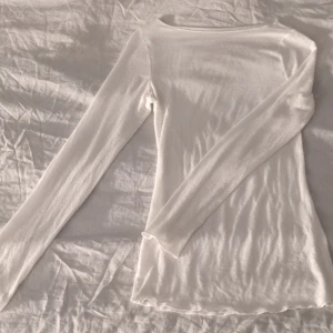 Intimissmi tröja  - Vit intimissmi tröja som endast används en gång i somras. En tunn och fin tröja som passar perfekt till sommaren eller en varm vårdag. En väldigt populär tröja som har orginalpriset 459 kr men som jag säljer för 300 kr, pris kan diskuteras. Tröjan är i storlek S. Hör av dig vid intresse!💕