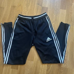 Svarta träningsbyxor från Adidas - Adidas byxor som legat länge i garderoben utan användning. De är storlek xs. De är i fint skick, men finns vissa ställen där det är nopprigt. 