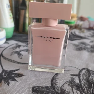Narciso Rodriguez For Her Parfym - Säljer min parfym från Narcisco Rodriguez som jag använder inte mera.Doften är feminin och sofistikerad, perfekt för den som vill ha något unikt och minnesvärt. Flaskan har en modern design som passar perfekt på sminkbordet. Den är använd några gånger, men annars den är so ny.
