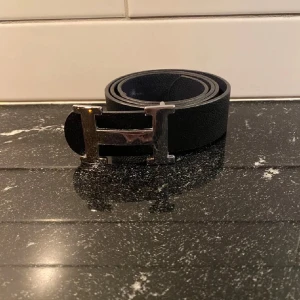 Svart skärp med H-spänne  - Fint bälte med h spänne
