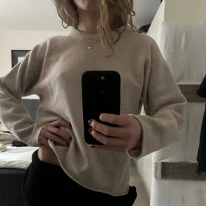 Beige stickad tröja - Säljer denna tröja då den inte kommer till användning längre💛