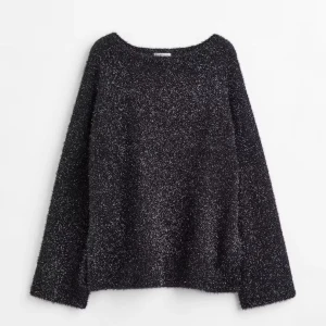 Svart glittrig tröja - Säljer en svart glittrig tröja med lång ärm. Perfekt för att lysa upp din garderob med lite extra glitter. Tröjan har en mjuk och bekväm känsla, idealisk för kyligare dagar.
