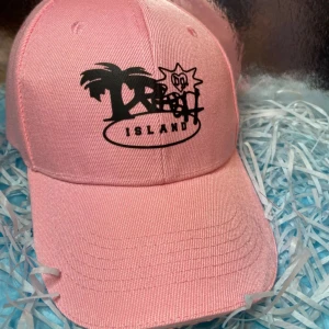 TRASH ISLAND (rosa) - keps - ✨1st keps inspirerad av gtb/sbe! ✨⭐️ Går att justera storlek⭐️ 🩵🥳I varje GTB/SBE beställning av keps ingår det ett slumpmässigt utvalt gtbsbe foto, drain stickers och freebies (godis+klistermärken) 🥳🩵