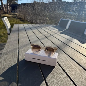 Chimi solglasögon  - Solglasögon från chimi i färgen ecru och modellen 04. Använda en sommar och har inga repor. Säljer för att jag har tröttnat på färgen💗💗