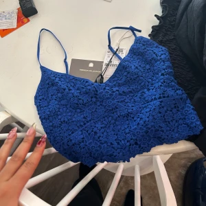 Blå topp från stradivarious - Säljer ett snyggt blått spetslinne från stradivarious. Säljs inte längre :( 💙