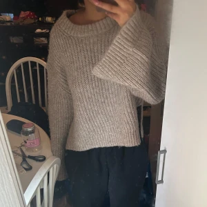 Beige stickad tröja Gina tricot - Mysig beige stickad tröja med breda ärmar och en avslappnad passform. 