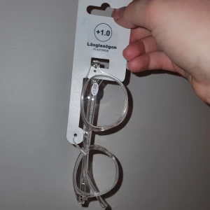 Läsglasögon - Snygga och stilrena transparenta läsglasögon med styrka +1.0. Perfekta för att läsa eller arbeta vid datorn. Glasögonen har en modern design med plastbågar som är både lätta och bekväma att bära.