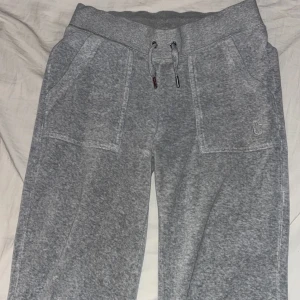 grå juicy couture byxor - jag säljer mina älskade grå juicy byxor pga de passar mig inte längre. byxorna är använda flera gånger vilket man kan se på sista bilden, men skicket upptill är jättebra. jag är 156 cm så det går att klippa av det slitna där nere utan problem! det är bara att komma privat vid frågor eller fler bilder 