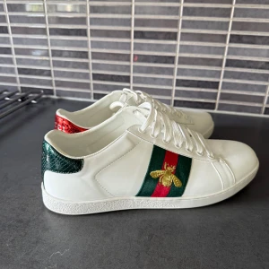 Gucci skor - Säljer mina gamla gucci skor då dom används aldrig längre, super sköna oså men inget för mig längre, bara o höra av er vid frågor 