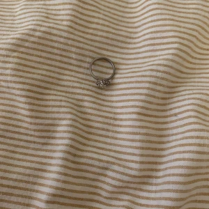 Silverring med glittrig sten - Elegant silverring med en stor glittrig sten i mitten, omgiven av mindre stenar. Perfekt för att ge en touch av glamour till din stil.