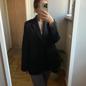 Svart kavaj - Jättefin svart kavaj i satin, strl 36💗