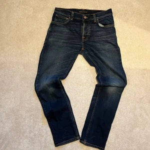 Nudie Jeans - Grim Tim  - Snygg Nudie Jeans i modellen Grim Tim. Storleken är 32/32! Vid minsta fråga eller fundering hör av er🤝