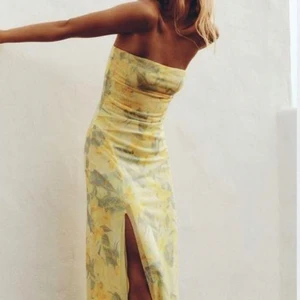 Gul klänning - Snygg gul axelbandslös klänning i storlek S. Aldrig använd. Skriv för bilder och mer frågor!