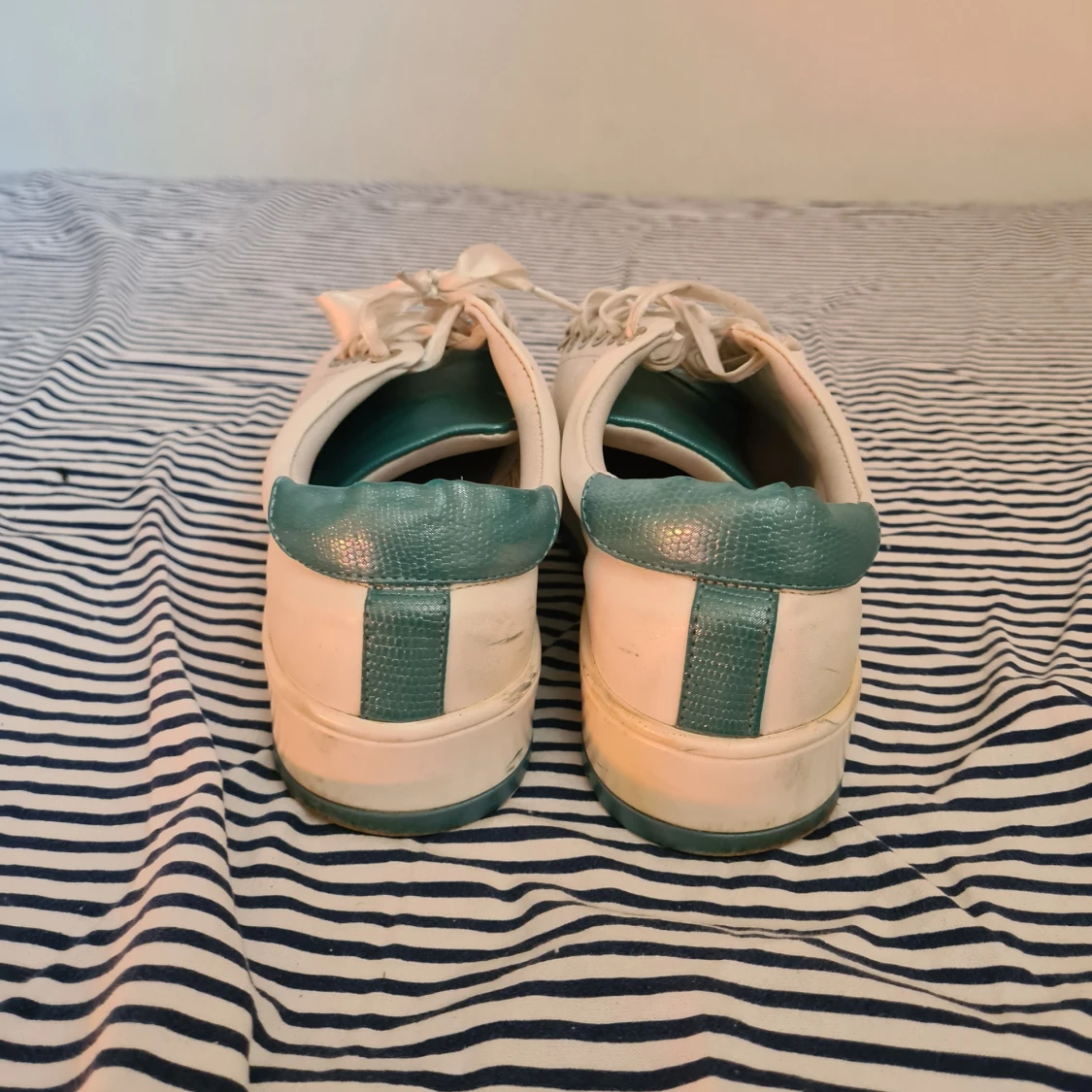 Vita och blåa sneakers från Bcp selection - 4