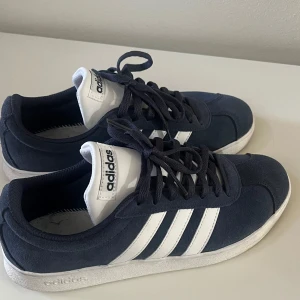 Adidas Gazelle i mörkblå och vit - Snygga Adidas Gazelle sneakers i mörkblå mocka med de klassiska vita ränderna på sidan. Använd 1 gång!!💓💓