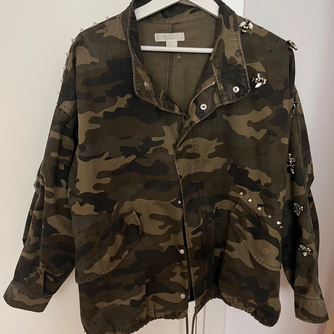 Camouflagejacka med pärldetaljer - 2