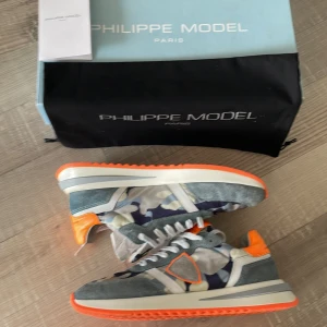 Camouflage sneakers från Philippe Model - Snygga sneakers från Philippe Model med ett coolt camouflage-mönster  nyskick inte andvända allt og nypris 3600kr mitt pris 1600kr fraktar inom 24 h 