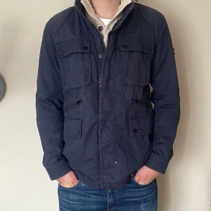 Mörkblå feildjacka  - mörkblå feildjacka i storlek 48/ S,M. Han på bilden är 182, tveka inte att kontakta vid eventuella frågor😀