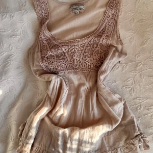 Boho topp - Boho chic topp med supersöt spetsdetalj från vintage stories✨ Lite längre linne så man kan styla den lite olika❤️ 100% bommull och har en dragkedja i sidan så att det blir lättare att få på den (spegelbilden representerar färgen bäst)