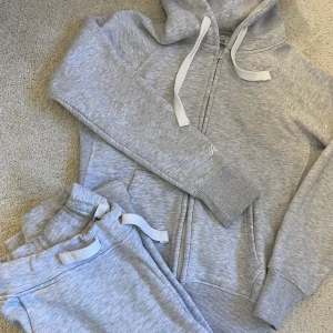 Russe Merch mjukisdress - Mjukis dress unisex!  i storlek M både i byxan samt koftan. Blivit lite noppriga på vissa ställen men det syns ej.  Skriv vid fler frågor, priset är diskuterbart vid snabb affär.