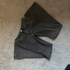 Svarta jeansbyxor - Snygga svarta jeansbyxor low waist med bootcut från Gina tricot. Perfekta för en stilren look. 