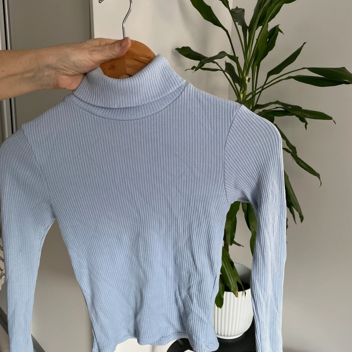Ljusblå ribbad polotröja - 2