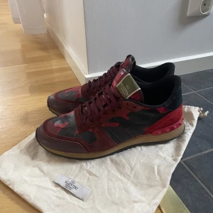 Valentino Rockrunner  - Snygga Valentino Rockrunner sneakers. Skorna är i strl 44 och i bra skick. Inga defekter finns. Mvh Albin