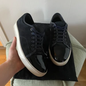 Lanvin skor - Säljer nu dessa galet snygga lanvin skor. Färgen är mörkblå, vilket är en av de mest eftertraktade! Skick 9/10, finns pyttelite crease på ena skon (syns nästan inte alls). Storlek UK 8 - passar 43/44. Dustbag medföljer vid köp! Hör av er vid funderingar.