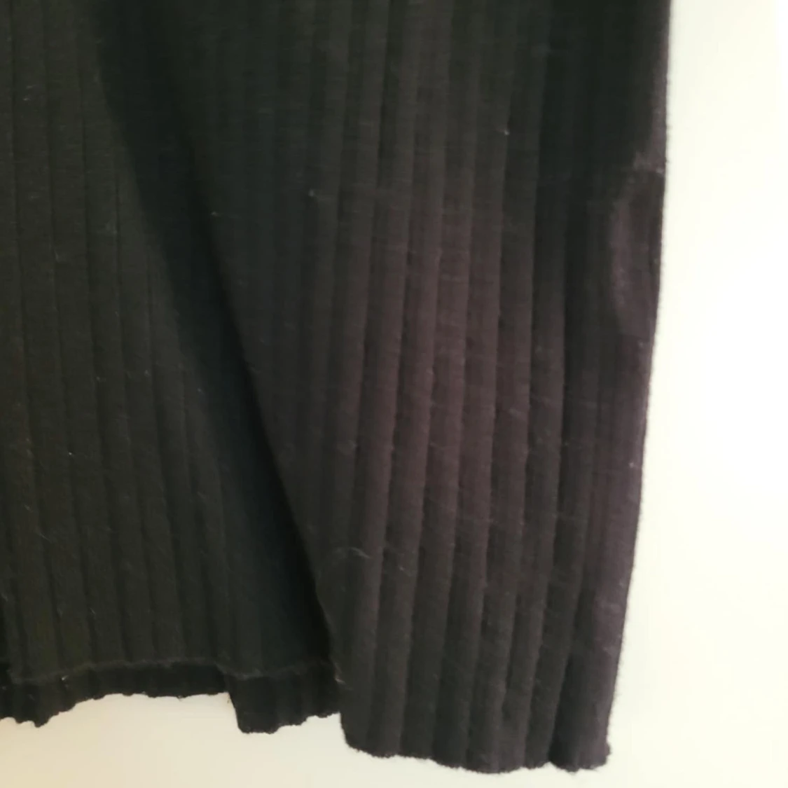 Svart ribbad pikétröja från Gina tricot - 1