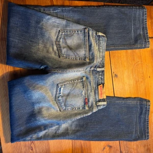 Blå jeans från only - Säljer ett par snygga blå jeans från Diesel med en klassisk femficksdesign. Jeansen har en lätt slitning på framsidan och en bekväm passform. Perfekta för en avslappnad stil.