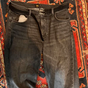 Lee Jeans - Säljer mina jeans från lee. w32 l34 riktigt skönt material. Ett par mindre hål närmare slutet av vänster ben men annars än det så är dom i bra skick. Bälte ingår ej, skriv om ni undrar något👍