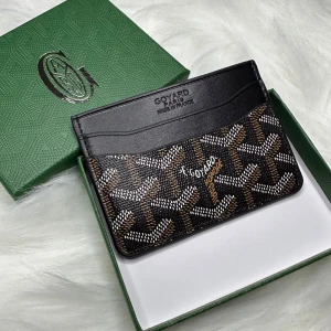 Mönstrad plånbok - Säljer en stilren plånbok.  Plånboken har flera fack och en snygg gul insida. Perfekt för att hålla ordning på kort och kontanter.