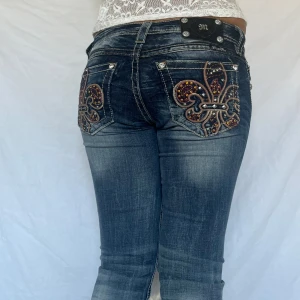 Miss Me Jeans  - Midjemått tvärs över: 38cm Innerbenslängd: 75cm