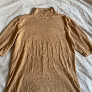 Trekvarts armad tröja från Wico  - Trekvarts armad tröja polo aktig i en brun/beige färg i Viskos material.Knappt använd inga diefekter!!💕🙌Kontakta för fler bilder eller frågor !🥰