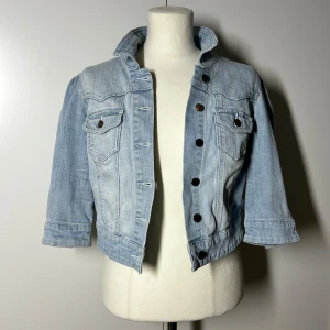 Trekvartsärmad jeansjacka  - Kortare jeansjacka med Trekvartsärm. Storlek 36. Köp sker via köp, jag postar inom 24h. Kvar tills markerad såld 