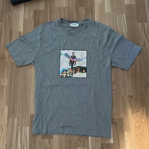 Limitato T-Shirt - Grå Limitato T-Shirt, första exemplar av kollektionen (1/1500) passar bra runt midjan och armar, nypris ~2500.