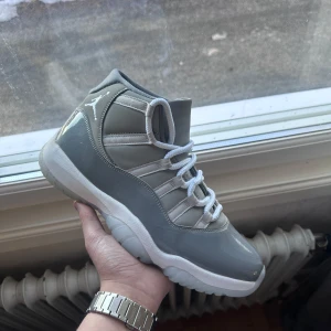 Air Jordan 11 Cool Grey - Säljer nu mina Jordan 11or som jag använt max 5 ggr då de ej kommer till användning och jag är i behov av pengar. Inte några defekter på skorna alls, Storlek 45. Det finns skolåda men i ruggigt skick, skicka iväg ett meddelande vid funderingar mm 💪