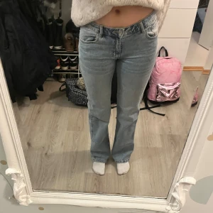 Blå jeans med bootcut - Ljusblå mid-waist jeans i storlek M. Är 168 för referens ❣️