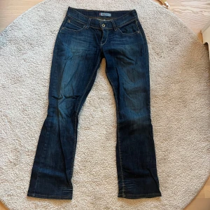 Lågmidjade bootcut jeans - Snygga mörkblå jeans från Levis med lågmidja. Modellen heter ”570 straight fit”, hittar ingen stl men skulle uppskatta till 36💕